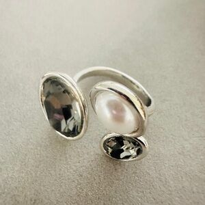 Elegant Silver and Pearl Women's Ring